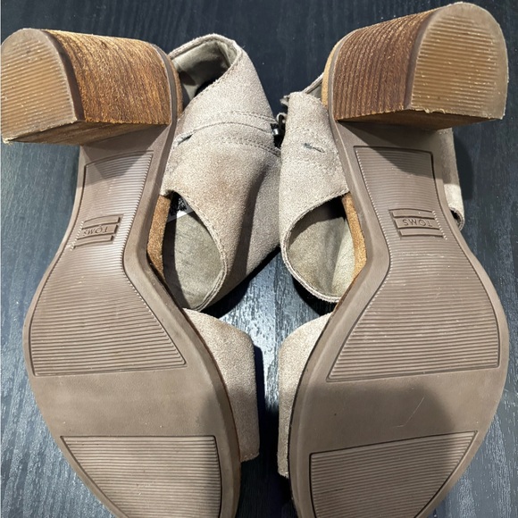Toms Tan Heels with Minimalist Design - Picture 4 of 4